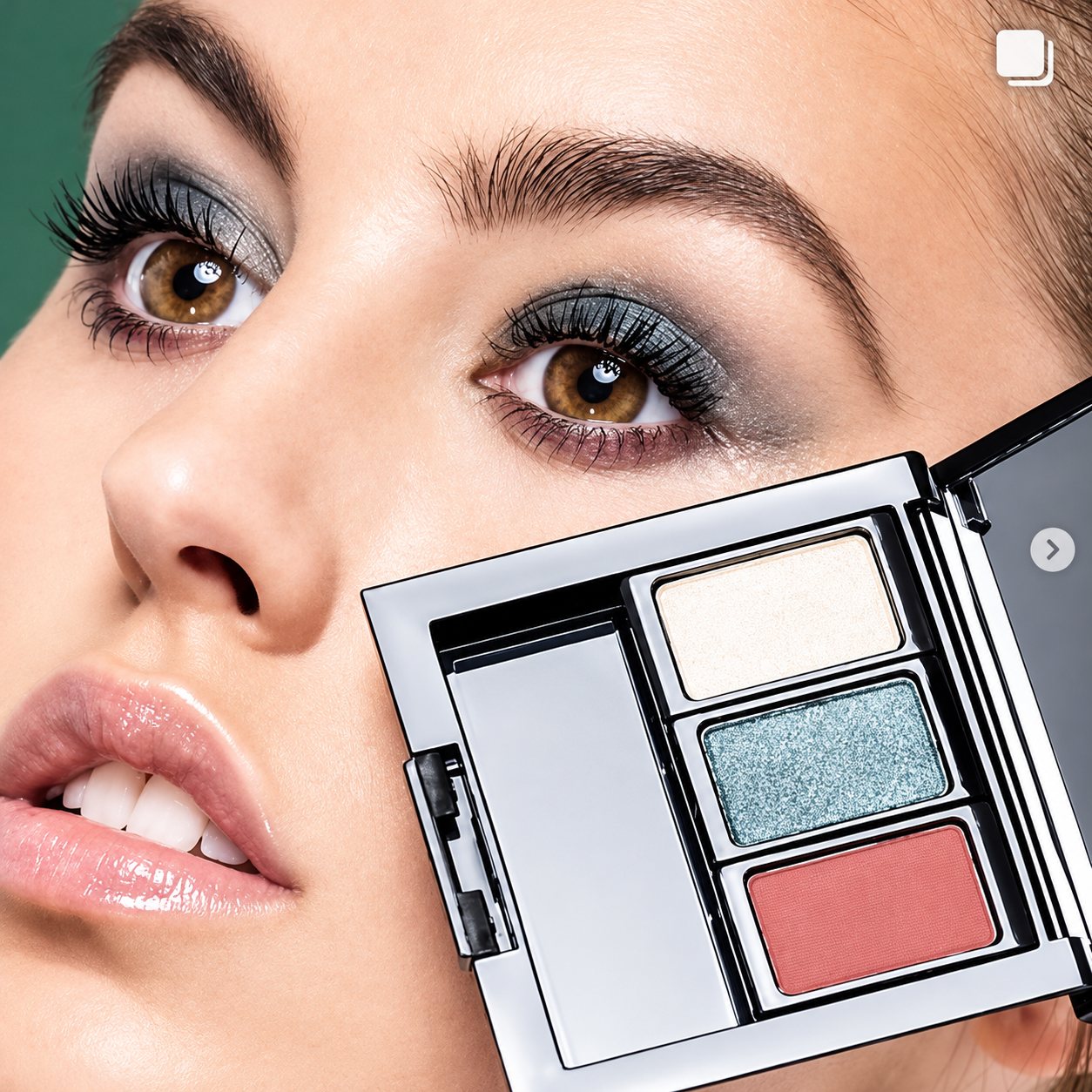 Gros plan sur le visage d'une femme aux yeux marron maquillés de vert-gris, devant une palette de trois fards à paupières blanc, turquoise pailleté et rose corail.